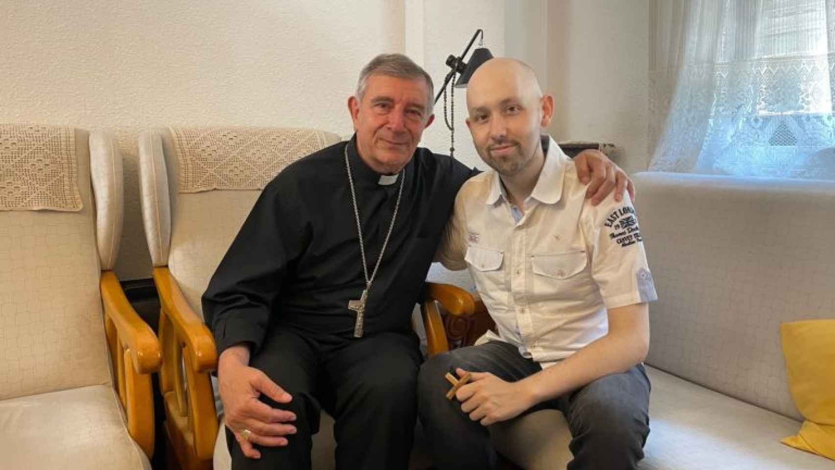 El obispo de Salamanca felicitó personalmente a Pablo por su consagración religiosa