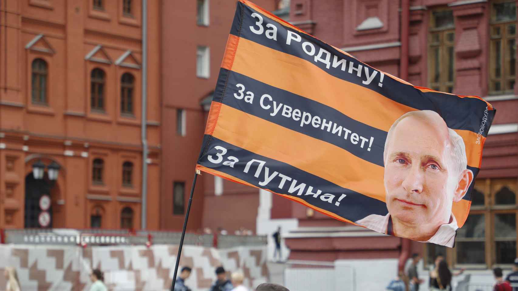 Una bandera ondea en Moscú este martes con el mensaje: Por la patria, por la soberanía, por Putin.