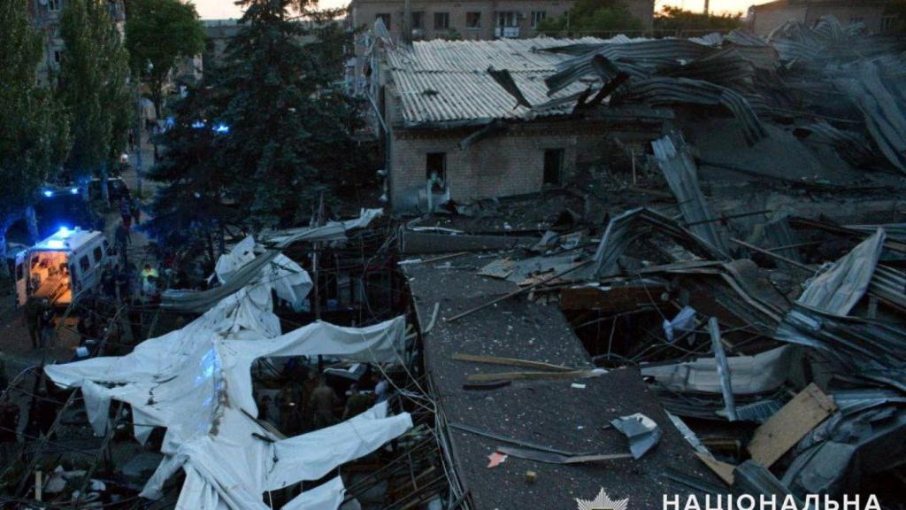 Un edificio dañado por misiles rusos en el centro de Kramatorsk (Donetsk), este martes.