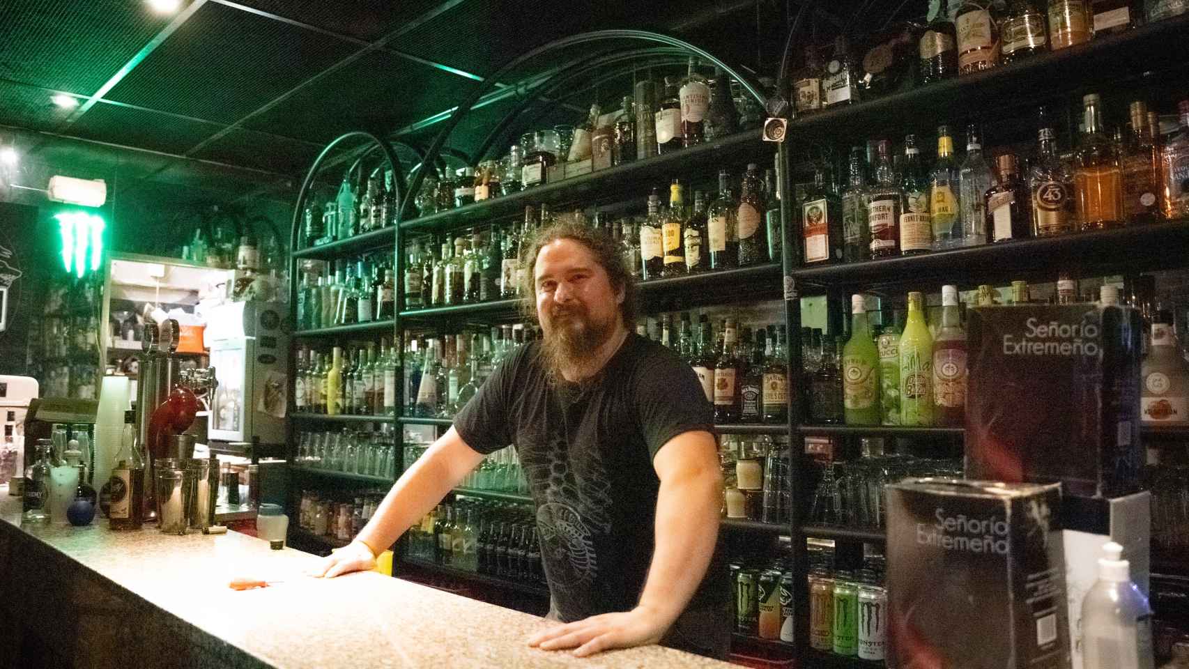 Héctor, dueño del bar Fenrir.