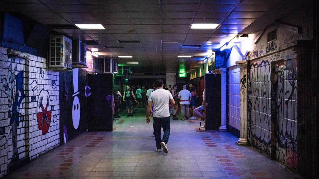 El pasillo central de los bajos de Argüelles, la noche del pasado viernes.