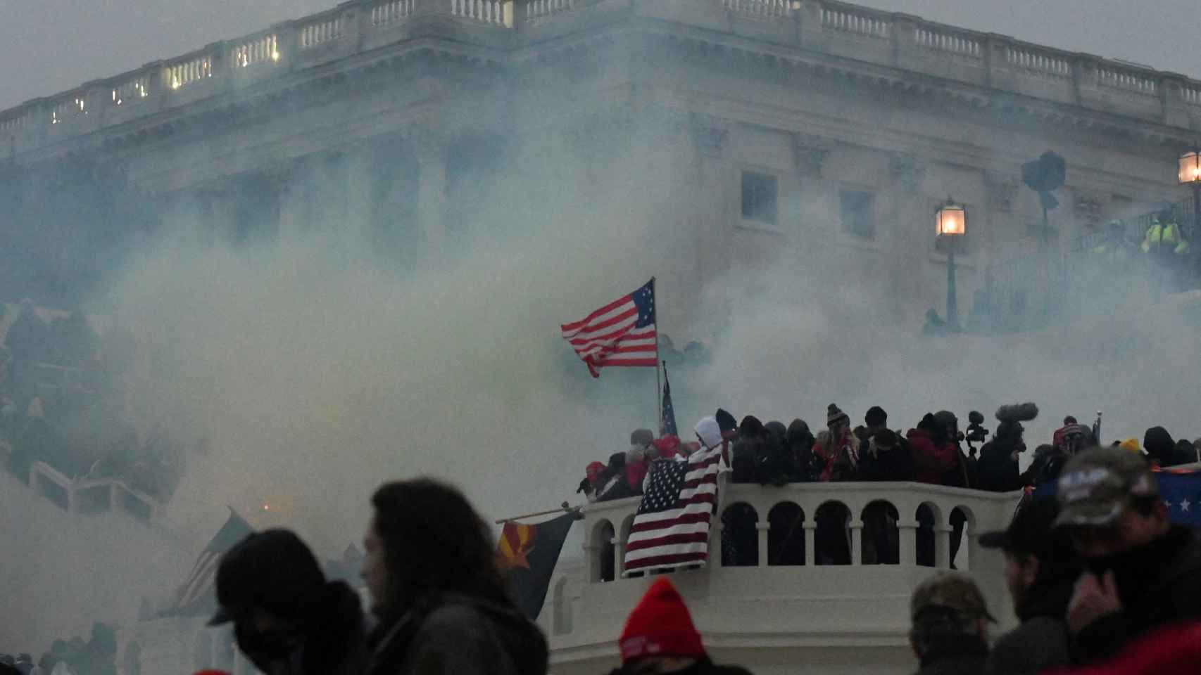 La policía despeja el edificio del Capitolio de los Estados Unidos con gases lacrimógenos el 6 de enero de 2021.