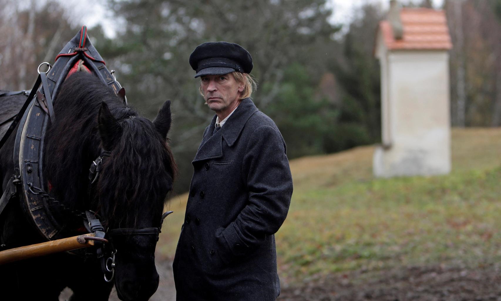 Julian Sands durante el rodaje de 'El pájaro pintado' (2019).