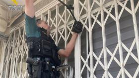 La Guardia Civil auxilia a una anciana en estado inconsciente que llevaba encerrada en casa tres días