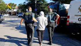 La Guardia Civil deteniendo a los autores de robos de móviles y dinero en campos de fútbol