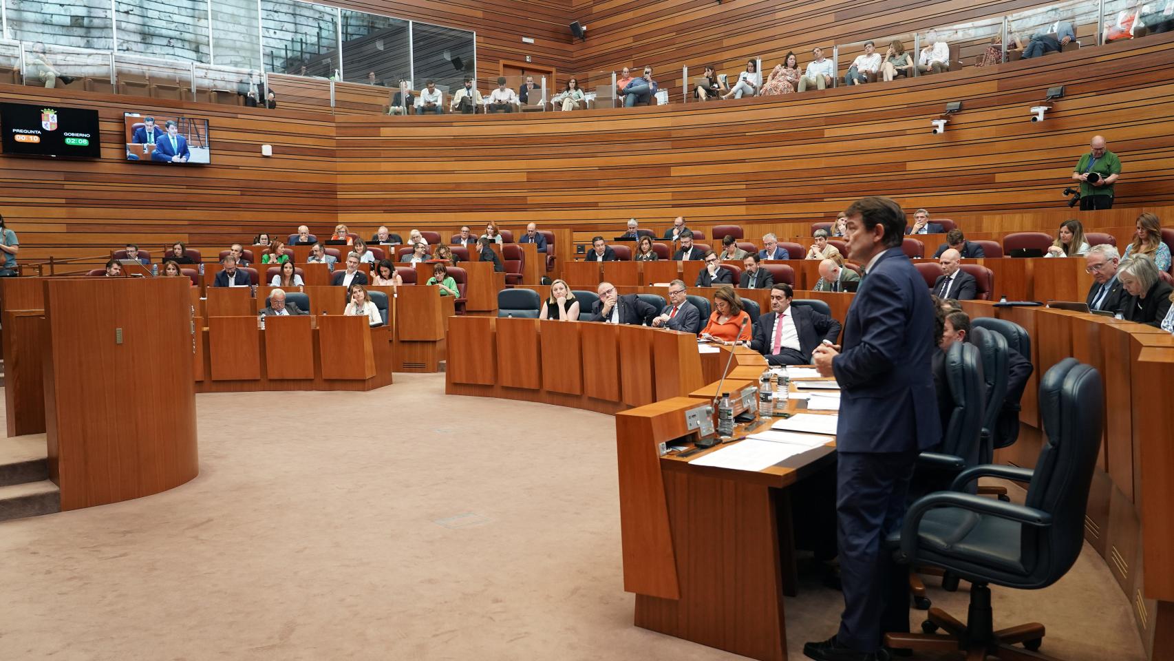 El presidente de la Junta, Alfonso Fernández Mañueco, durante su intervención en el pleno de las Cortes de este martes.