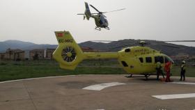 Imagen del helicóptero medicalizado de Sacyl que ha transportado a la mujer accidentada.