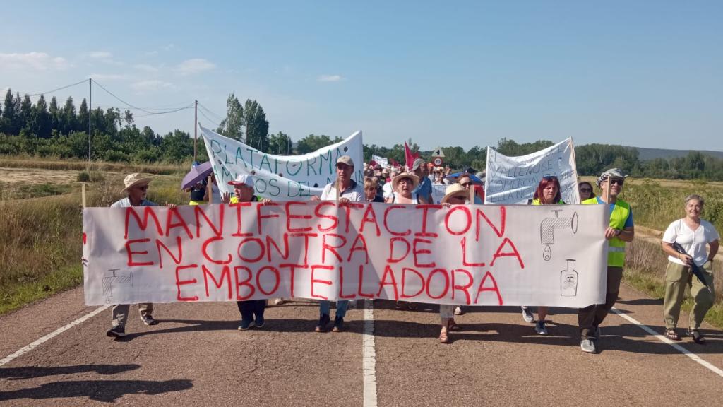 Manifestación contra la embotelladora de agua