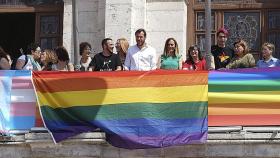 Óscar Puente con una bandera LGTB, junto a Virginia Barcones, en el balcón del Ayuntamiento