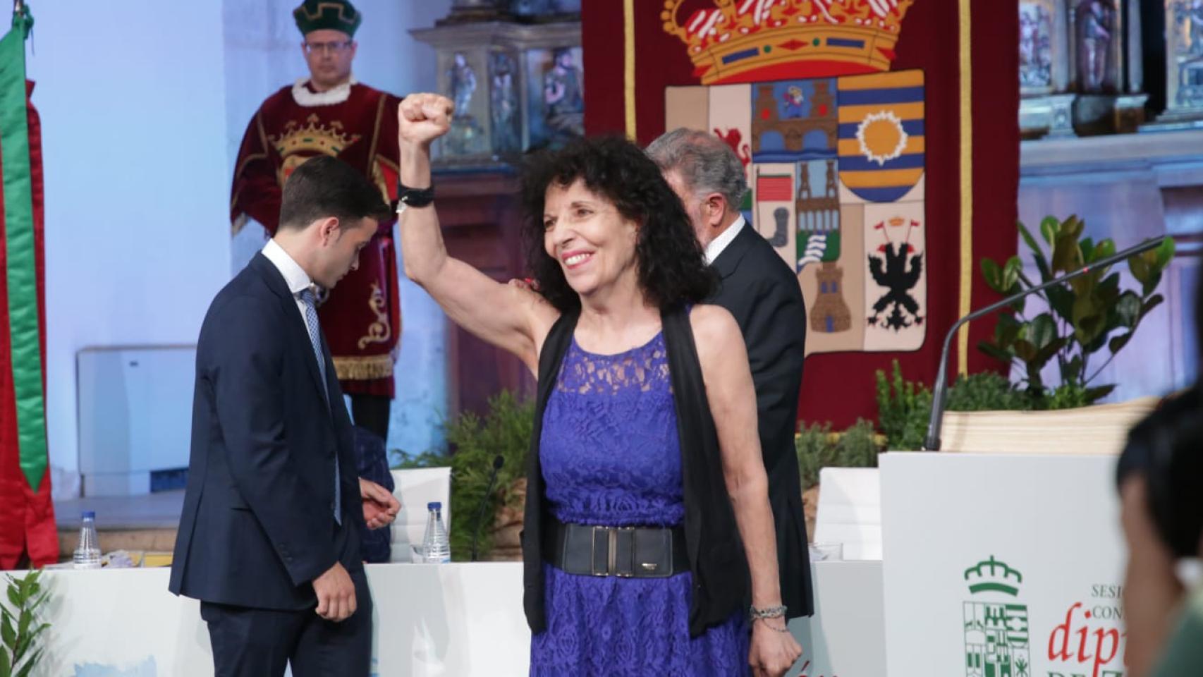 Laura Rivera, portavoz de IU en la Diputación de Zamora, con el puño en alto