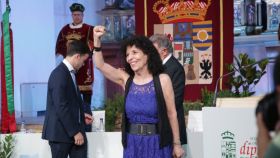 Laura Rivera, portavoz de IU en la Diputación de Zamora, con el puño en alto