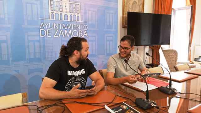 Pablo Novo, concejal, junto con Jonathan Rodríguez, delegado de Boxeo en Zamora y organizador de los combates