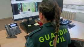 Imagen de la Guardia Civil mirando una página de alquiler vacacional