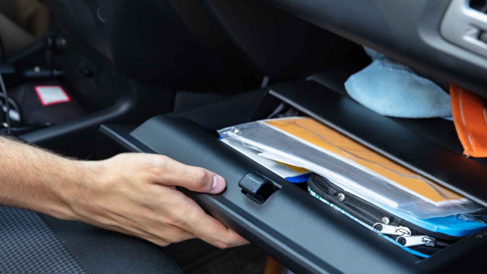 La guantera de tu coche tiene un botón secreto y puede que no lo sepas (ni tampoco para qué sirve)