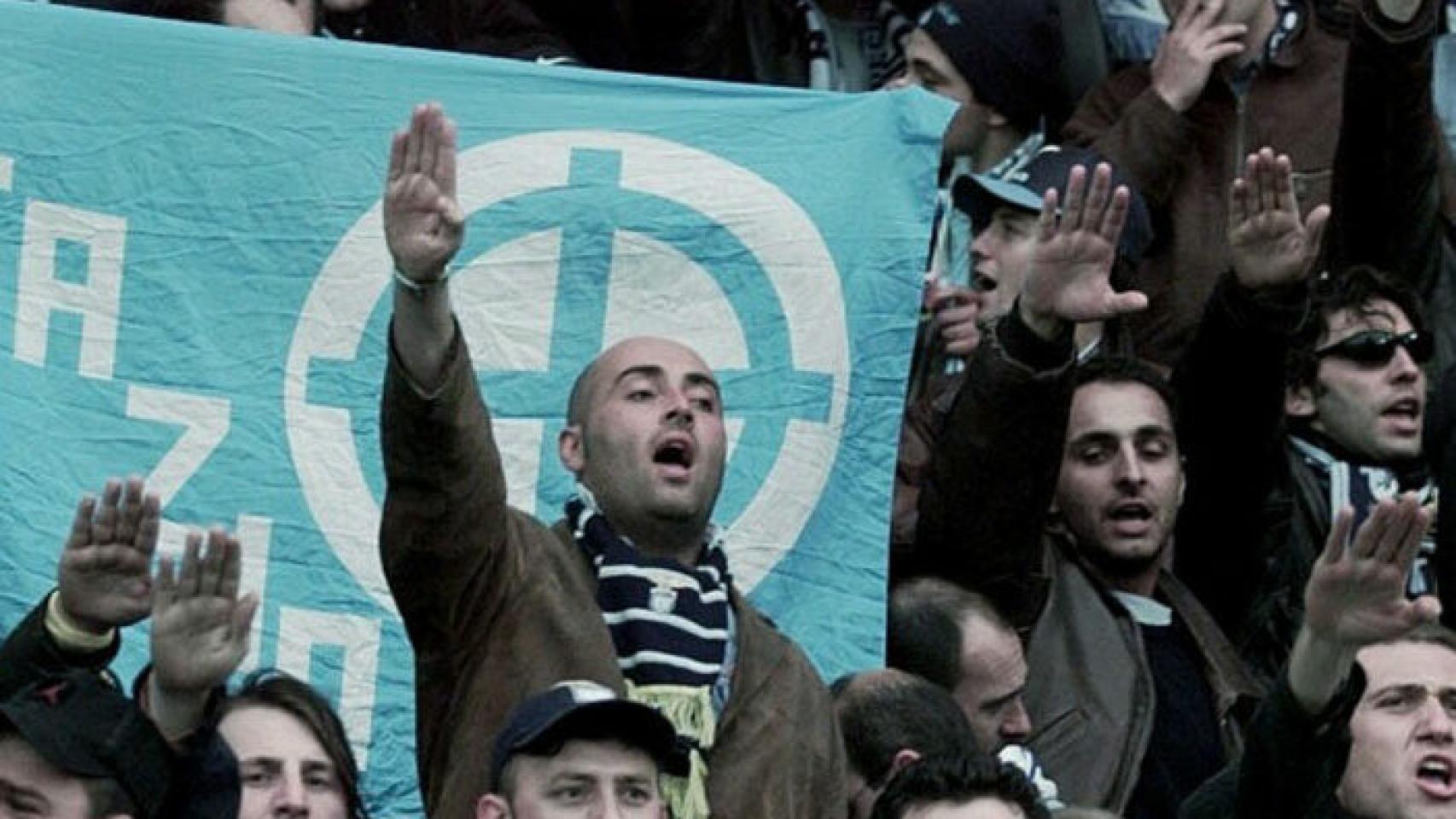 Aficionados de la Lazio haciendo el saludo nazi
