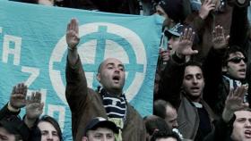 Aficionados de la Lazio haciendo el saludo nazi