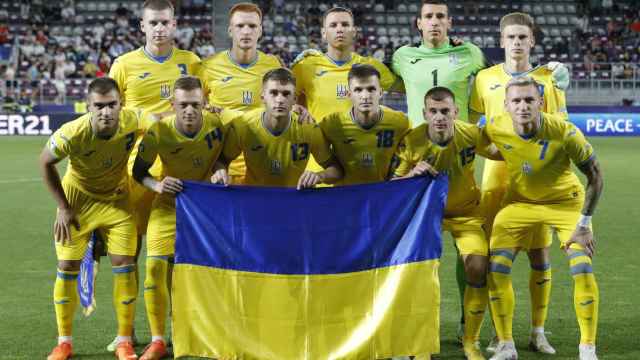 Los jugadores de Ucrania posan con la bandera de su país en el Europeo sub21.