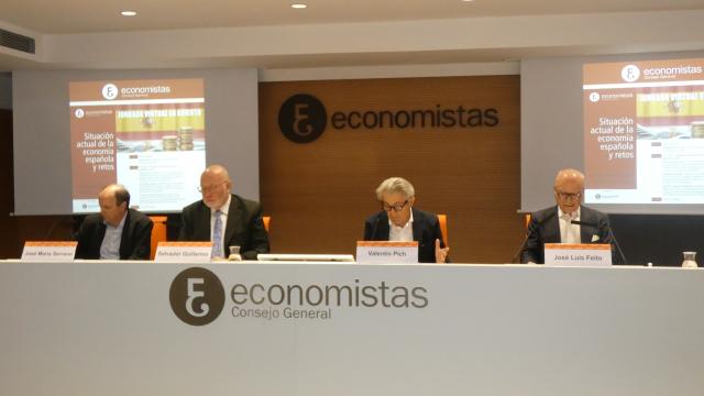 Foto de la sesión Situación de la economía española y retos.