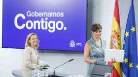 Nadia Calviño, vicepresidenta primera y ministra de Economía junto a Isabel Rodríguez, portavoz del Gobierno, a su llegada al Consejo de Ministros.
