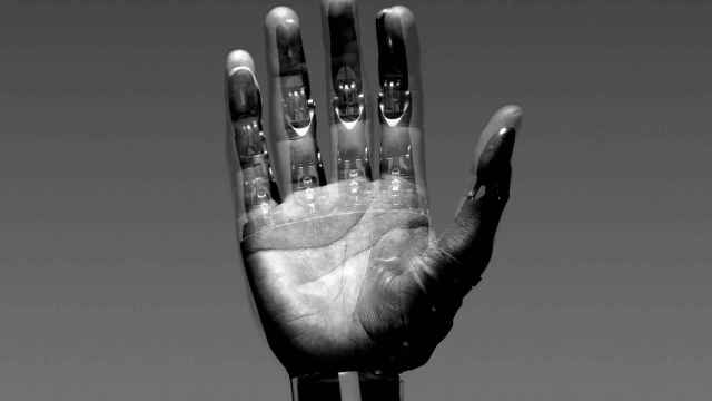 La mano de un robot
