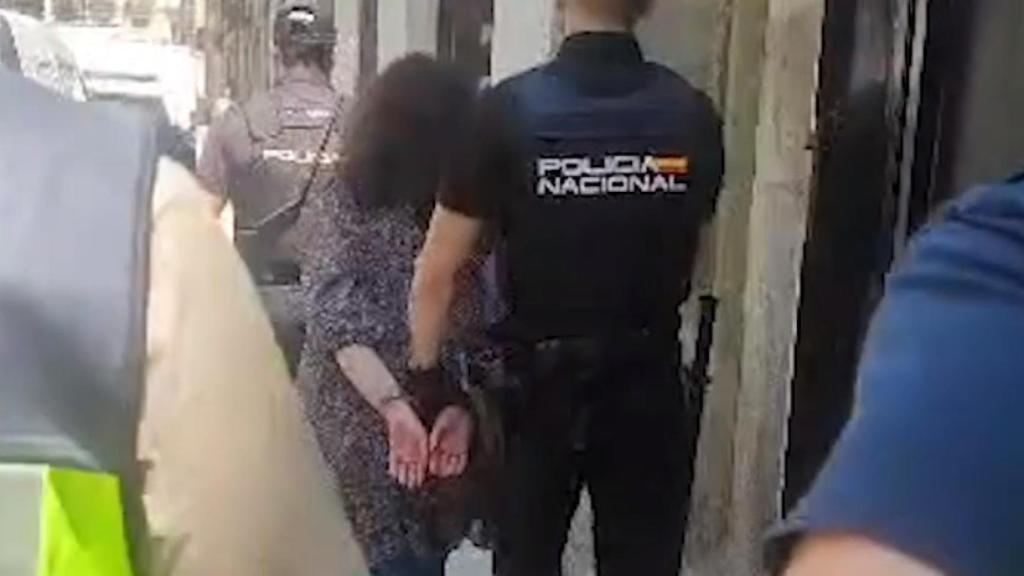 Detención de la presunta estafadora.