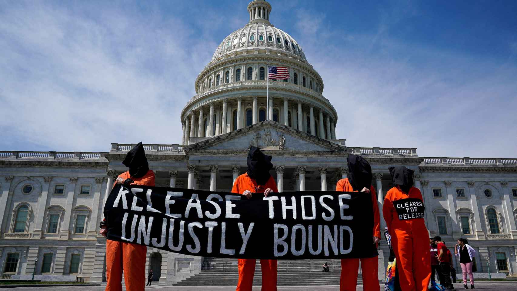 Activistas protestan contra la prisión de EEUU en la Bahía de Guantánamo, frente al Capitolio de EEUU en Washington.