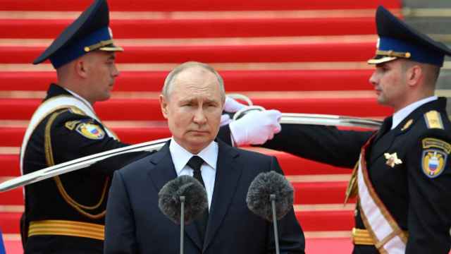 El presidente ruso, Vladímir Putin, rinde homenaje a las fuerzas armadas, este martes en Moscú.