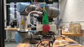 Robot recogiendo la réplica de una frambuesa en laboratorio