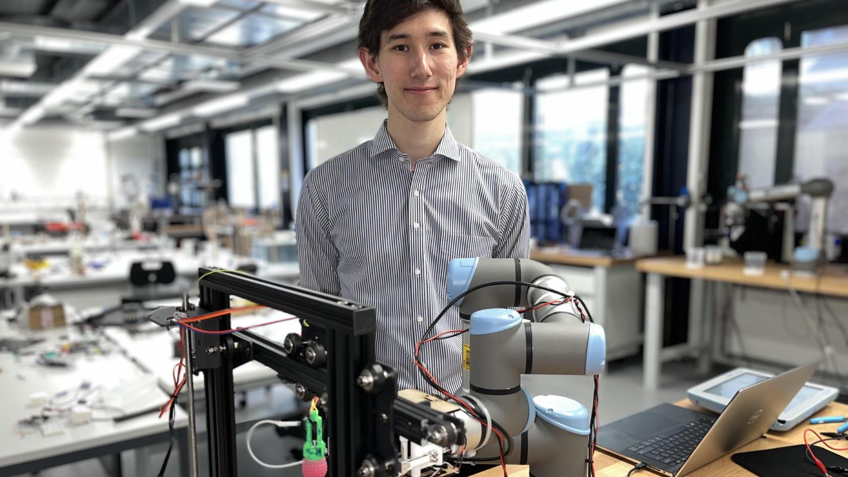 El estudiante de doctorado Kai Junge con el brazo robótico y la frambuesa artificial