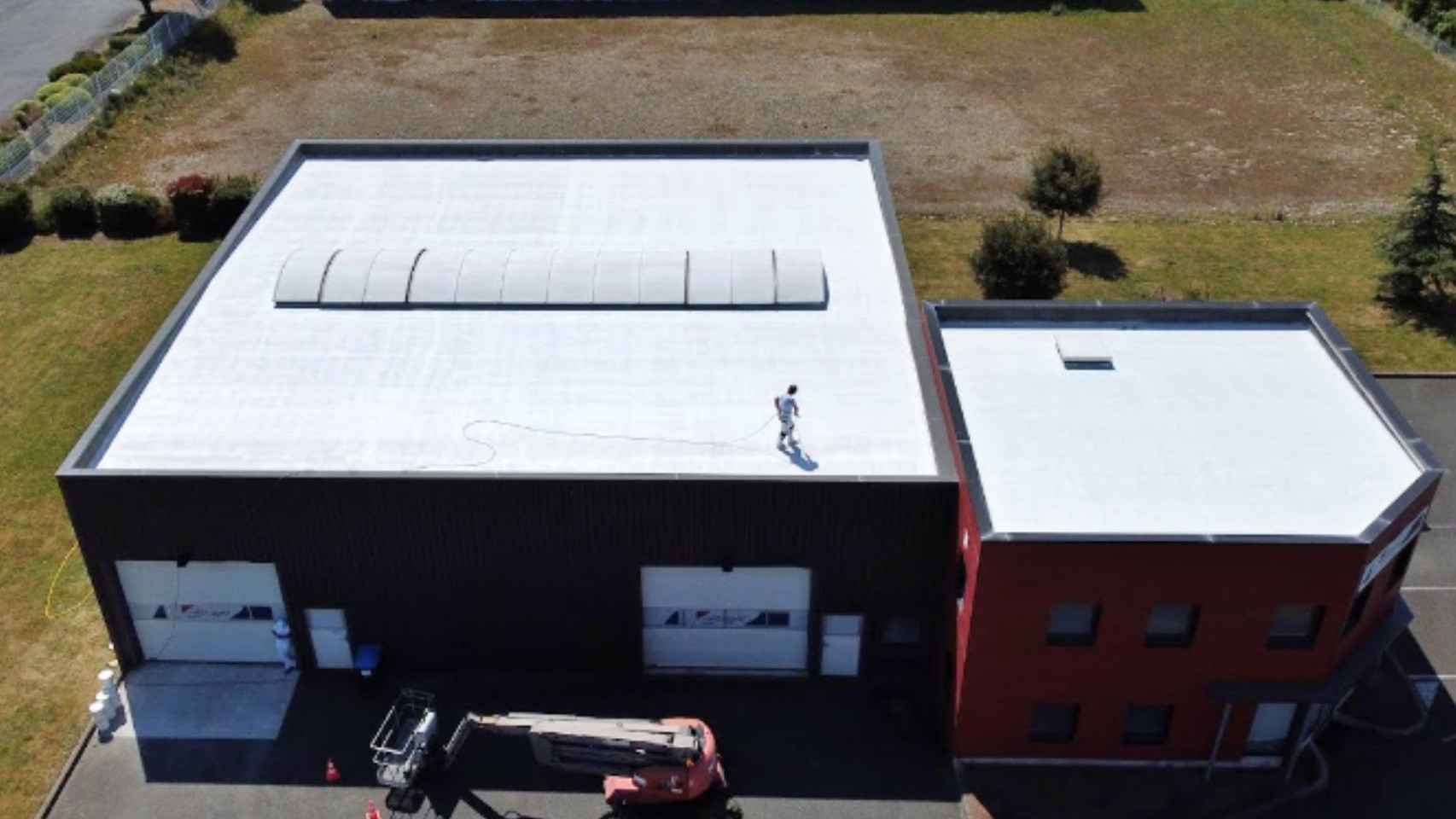 Una persona pintando un tejado con este revestimiento.