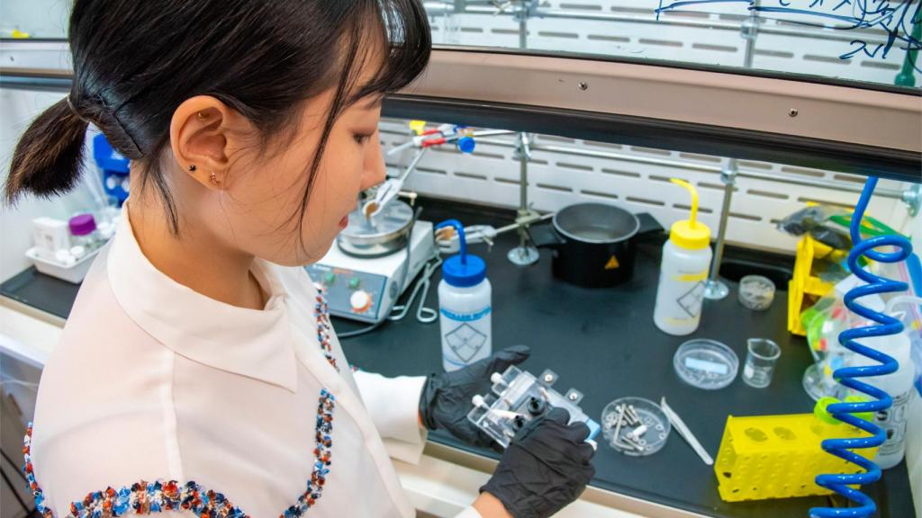 Nayeong Kim, una de las autoras del estudio, trabajando en el laboratorio