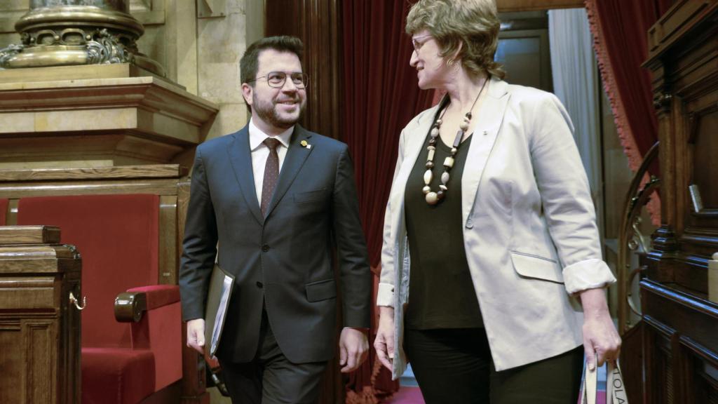 El presidente autonómico catalán, Pere Aragonès, junto a la consejera regional de Educación, Anna Simò.