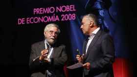 El economista Paul Krugman junto al periodista pontevedrés Xavier Fortes.