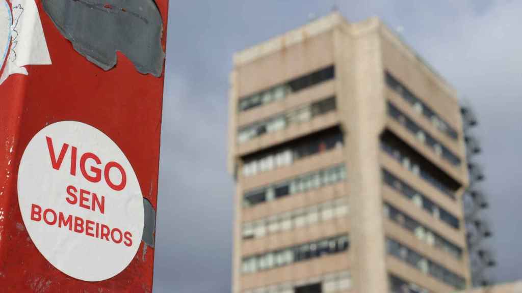 Pegatina reivindicativa ante el Ayuntamiento de Vigo.