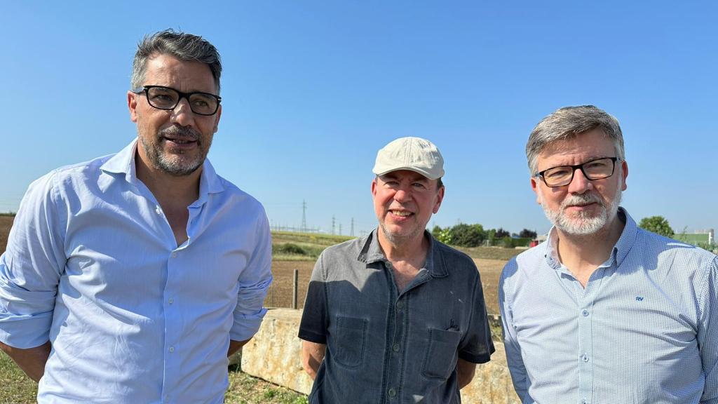 El alcalde de Villamayor, Ángel Peralvo, junto a la dirección del congreso