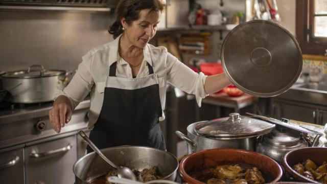 Loli Lamas lleva 40 años enamorando a todo el que para en el ‘Mesón de Crecente’ a tomar sus pollitos tomateros o el flan.