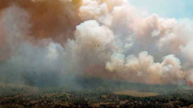 Columna de humo de un incendio en Canadá