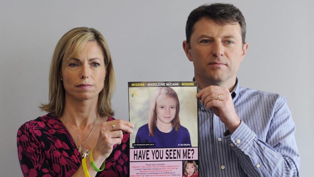 Los padres de Madeleine McCann junto a un cartel con la imagen de su hija.