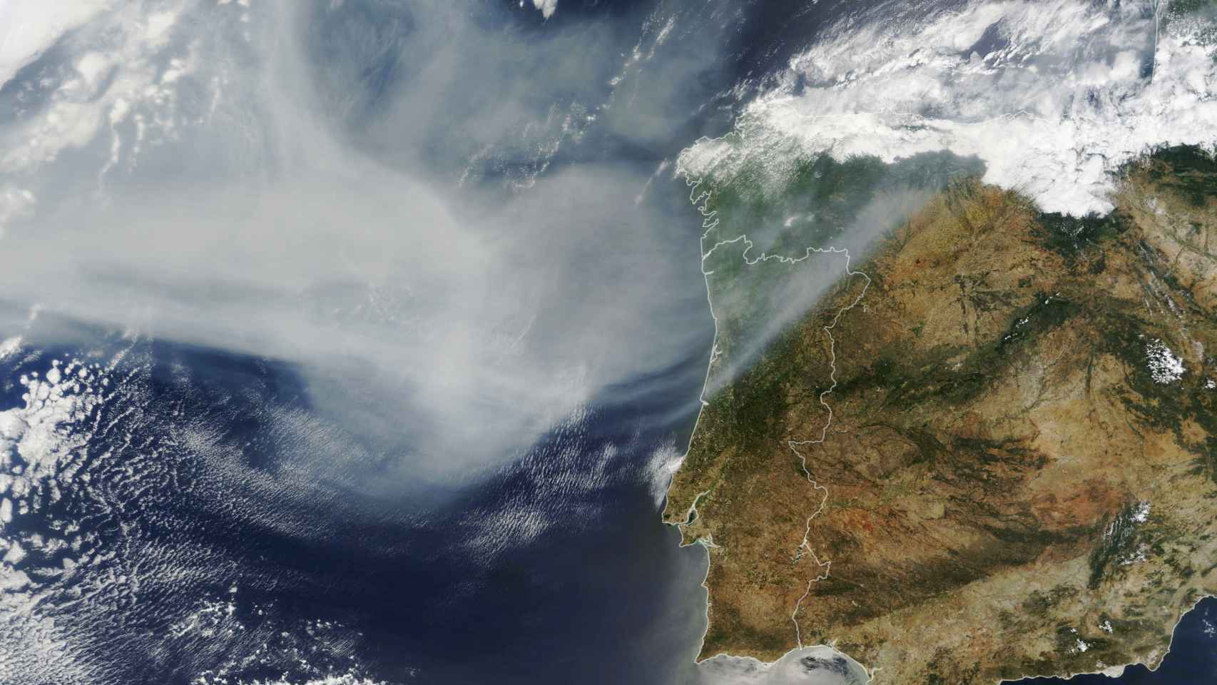 Imagen de satélite de una nube de humo de los incendios de Canadá llegando a Europa