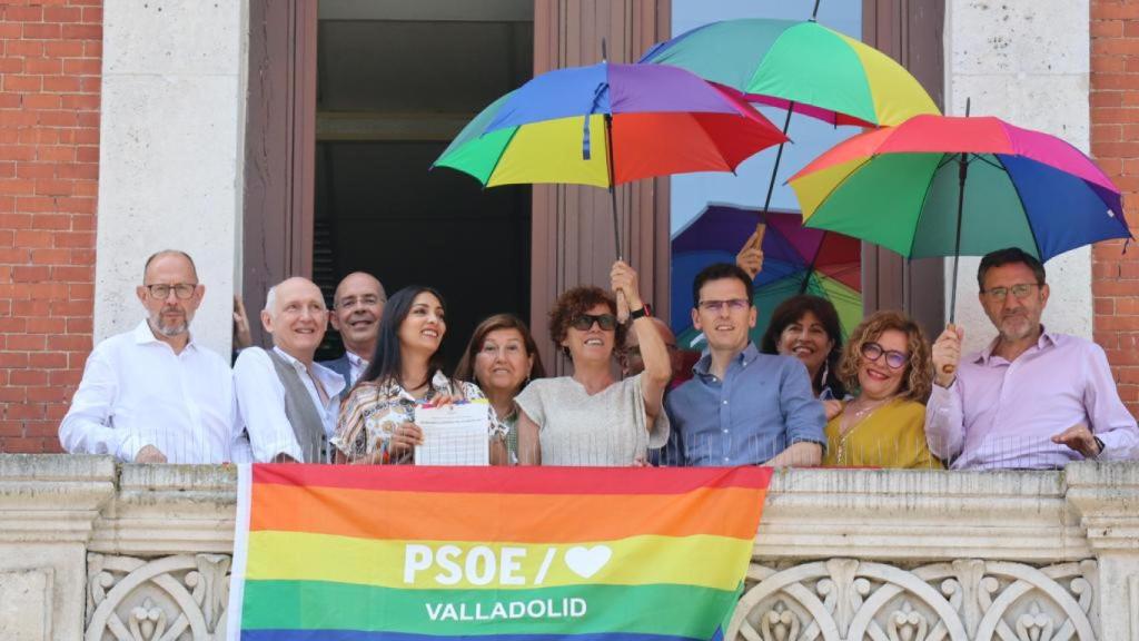 Los concejales socialistas han colocado una bandera arcoíris en el balcón de las dependencias del Grupo Municipal