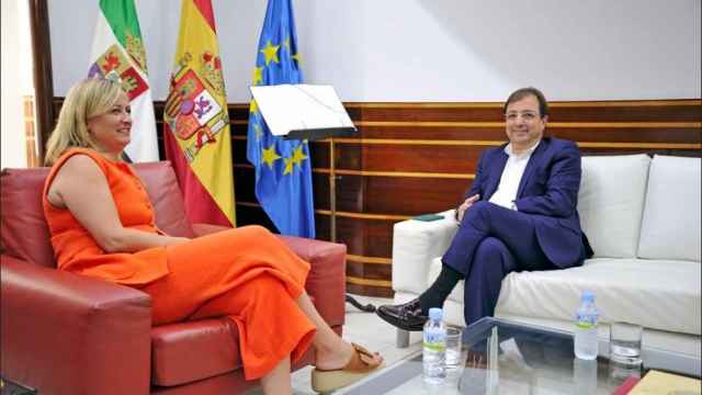 La presidenta de la Asamblea de Extremadura, Blanca Martín, se reúne con el candidato socialista, Fernández Vara.