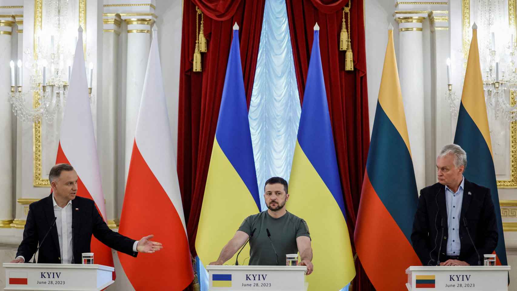 El presidente de Ucrania, Zelenskiy, el presidente de Polonia, Duda , y el presidente de Lituania, Nauseda, asisten a una conferencia de prensa en Kiev.
