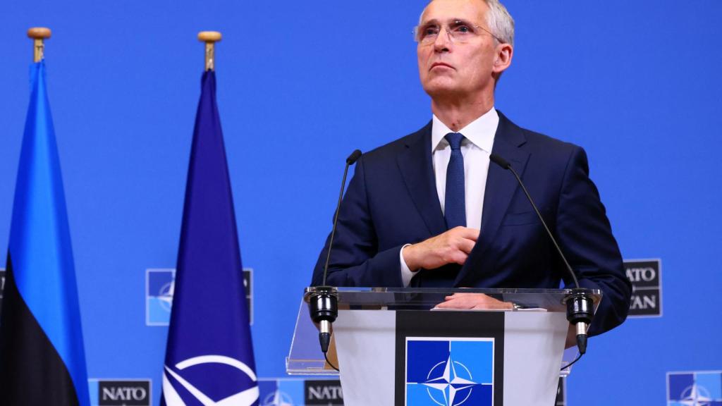 El secretario de la OTAN, Stoltenberg , y el primer ministro estonio, Kallas, celebran una conferencia de prensa en la sede de la OTAN en Bruselas.