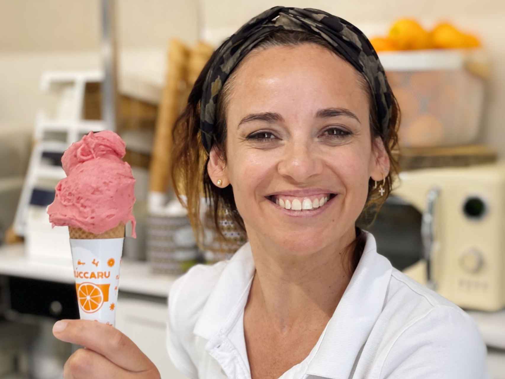 Su empleada Alejandra con uno de sus helados.