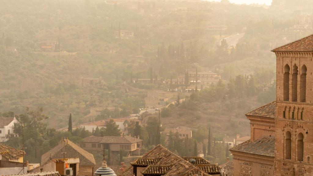 Otra panorámica de Toledo con el humo.