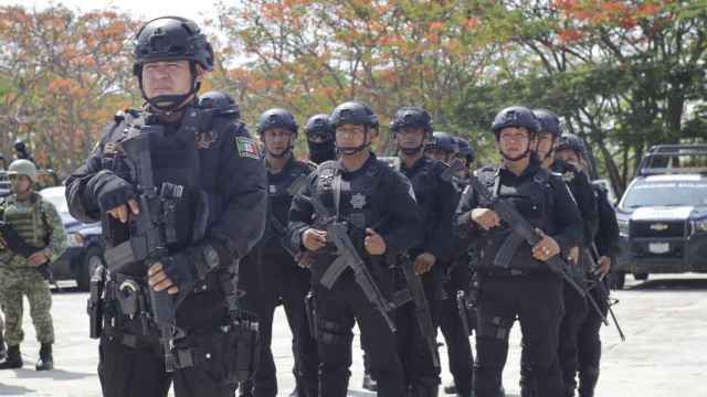 Fuerzas de seguridad en Chiapas, México se reúnen para la búsqueda de los policías secuestrados.