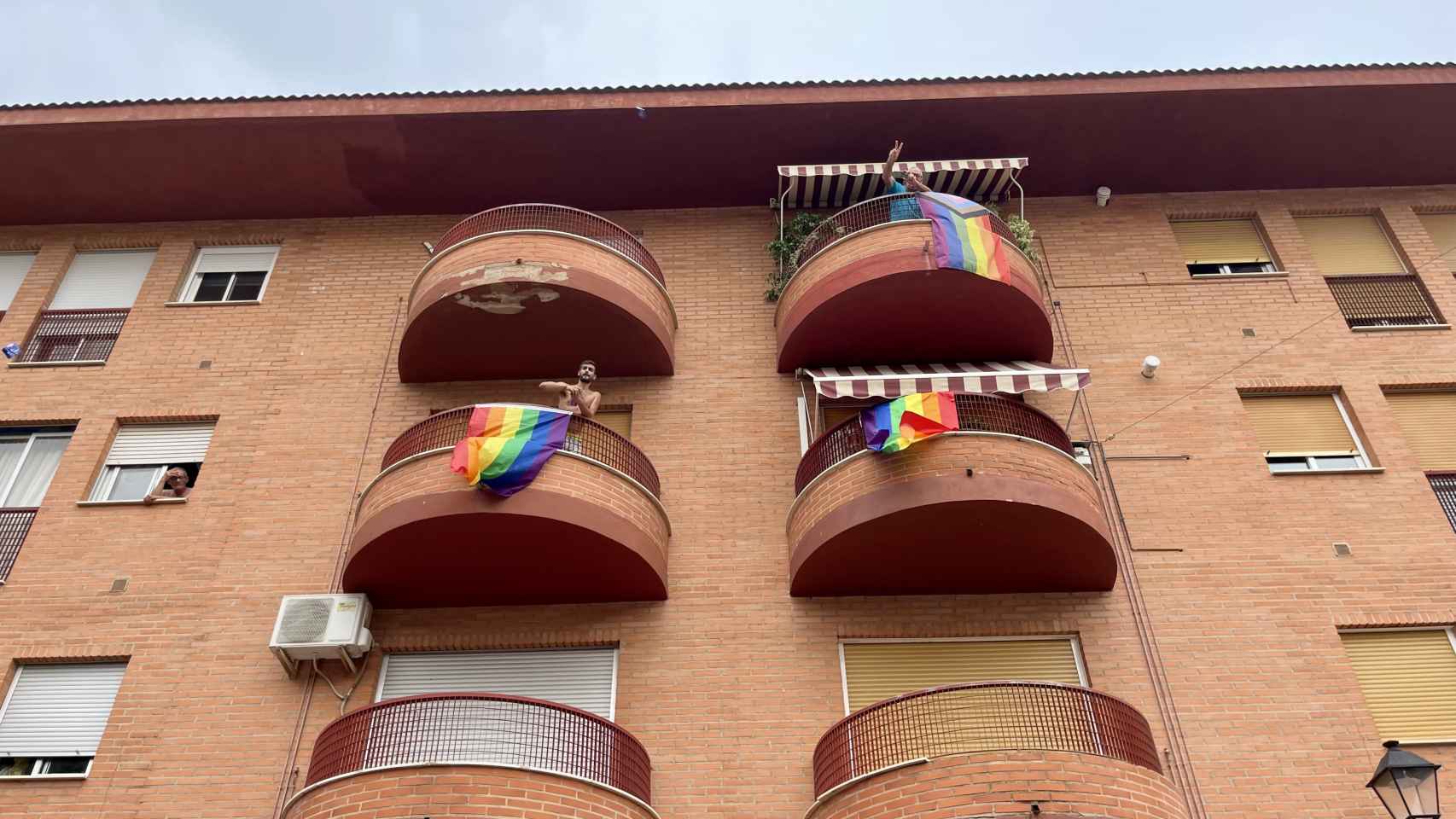 Los vecinos colgaron la bandera del Orgullo en sus balcones.