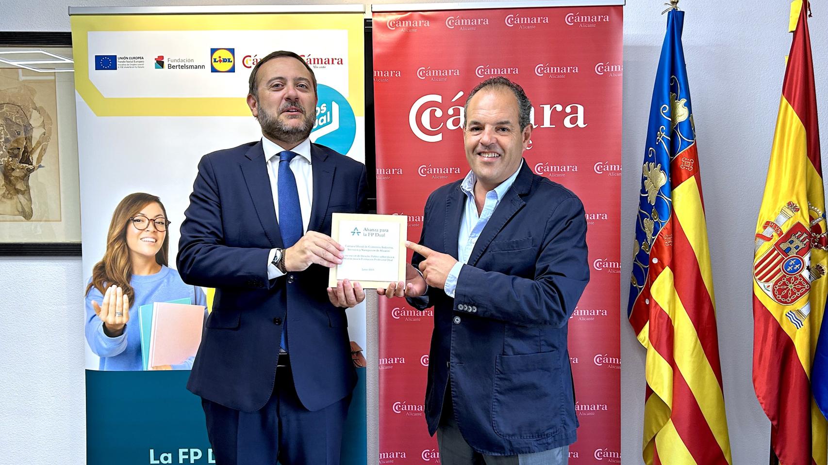 Carlos Baño, derecha, en la firma del convenio de la Cámara de Alicante para fomentar la FP dual.