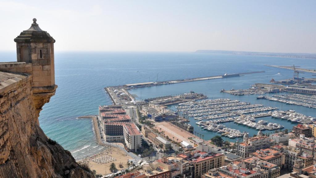 La ciudad de Alicante, vista desde el Castillo de Santa Bárbara.