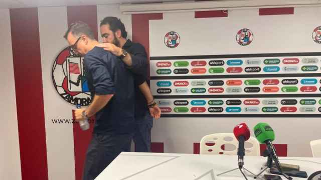 César Villafañe abandona la sala de prensa abrazando a Víctor de Aldama, presidente del Zamora CF